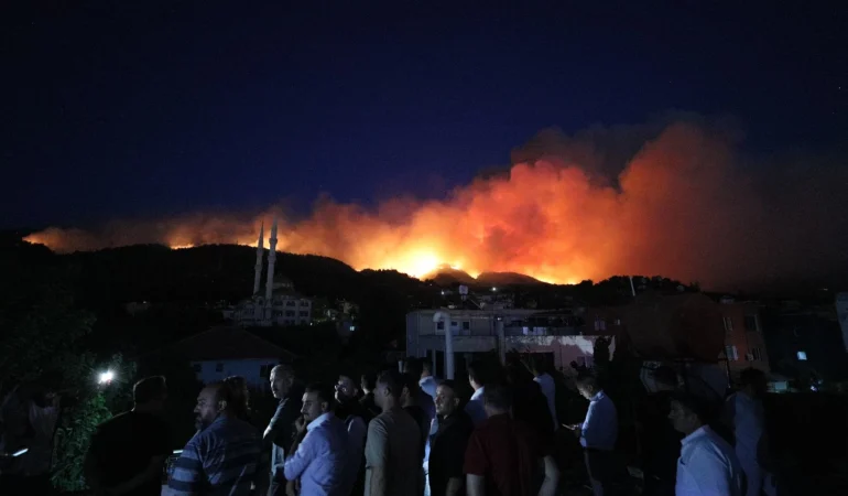 Hatay’da yangın büyüdü, 920 ev boşaltıldı
