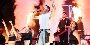 Emir Can İğrek’ten masalsı gece
